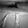En esta imagen, Opportunity da un vistazo hacia atras justo al salir de un crater del planeta rojo.
