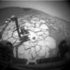 El "Mars Rover" utilizando su brazo robotico para analizar las rocas de la superficie marciana.