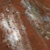 Las areas por donde pasaron las ruedas del carrito expusieron este material blanco.  Los cientificos explicaron que se trata de Silica, y esto sugiere que en esa zona hubo agua.