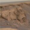 Curiosos detalles en el borde de un crater de la superficie de Marte.