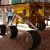 Los "Mars Rovers" utilizan baterias "Lithium-Ion" similares a las de los teléfonos celulares pero de mayor tamaño. Estas se recargan con energia solar con los paneles que tiene el carrito en la parte superior. Foto por Joxelle Velázquez.