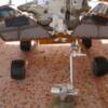 El "Rover" cuenta con un brazo robótico para desgastar las rocas y luego analizarlas con un microscopio. Los geólogos robóticos fueron diseñados para la búsqueda de evidencia de si hay o hubo agua en Marte. Ambos encontraron mucha evidencia, incluso de la existencia previa de agua salada en Marte ! 