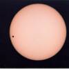 El planeta Venus transitando (pasando frente al Sol). Foto captada con telescopio LX-200GPS de 10" con filtro solar de luz blanca, por Eddie Irizarry. (6/2004)