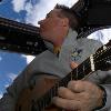 El astronauta Steve Robinson contempla las hermosas vistas de la Tierra, mientras toca guitarra en la nueva cúpula.