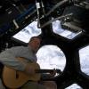 El astronauta Steve Robinson contempla las hermosas vistas de la Tierra, mientras toca guitarra en la nueva cúpula.
