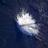 Volcán haciendo erupción en Los Andes, Chile. Se observa una oscura linea de humo  horizontal hacia la derecha. (Marzo 8, 2010)