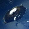 Tristan da Cunha, la isla más remota del planeta.  Ubicada en el Pacifico, la tierra más cercana le queda a 2,800 lm (1,750 millas).  Foto captada en Marzo,2010.