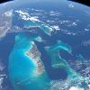 Hermosa vista de las Islas Bahamas.  Nótese que arriba a la izquierda es visible la Florida. Foto captada a las 11:27 am del lunes 22 de marzo del 2010.