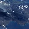 República Dominicana, vista desde el espacio el sábado 27 de marzo. A la extrema derecha es visible Santo Domingo como una "mancha" blanca del area más poblada. La costa visible es el Sur de la República Dominicana. 