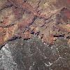 Borde sur del Gran Cañon de Arizona, visto desde el espacio.  Nótese que es claramente visible el agua del río Colorado. Foto captada el sábado 27 de marzo del 2010.