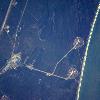 El Centro Espacial Kennedy en Florida, visto desde la Estación Espacial el 9 de marzo del 2010. EL Discovery se encuentra en su plataforma de despegue para ser lanzado en Abril, 2010.