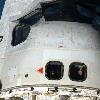 Astronauta del Discovery dice adiós a través de un "Sunroof" del Transbordador, justo después de desacoplarse de la Estación Espacial. Captada el sábado 17 de abril del 2010.
