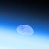 La Luna saliendo por el horizonte, vista desde el espacio (Estación Espacial). Nótese lo deforme que luce la Luna (algo ovalada) debido a refracción de la luz en la atmósfera de la Tierra.