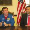El astronauta Mike Foreman junto al gobernador Luis Fortuño.  Foto por Sociedad de Astronomia del Caribe.