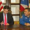 El gobernador Luis Fortuño junto al astronauta Jose Hernandez.  Foto por Sociedad de Astronomia del Caribe.