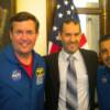 Astronautas Mike Foreman y Jose Hernandez junto a Eddie Irizarry (Sociedad de Astronomia del Caribe).