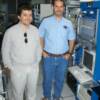 El astronomo portugues Paulo Freire y Eddie Irizarry (SAC) junto al instrumento con el cual se habian descubierto los primeros planetas fuera de nuestro Sistema Solar. Foto por Sociedad de Astronomia del Caribe.